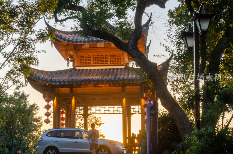 夕阳中的福州市乌石山上的邻霄阁观景亭