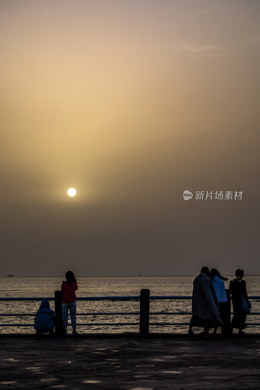 山东日照灯塔景区海上雾色日出景观