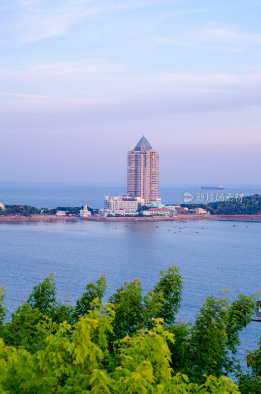 青岛小鱼山俯瞰青岛的海滨城市风光