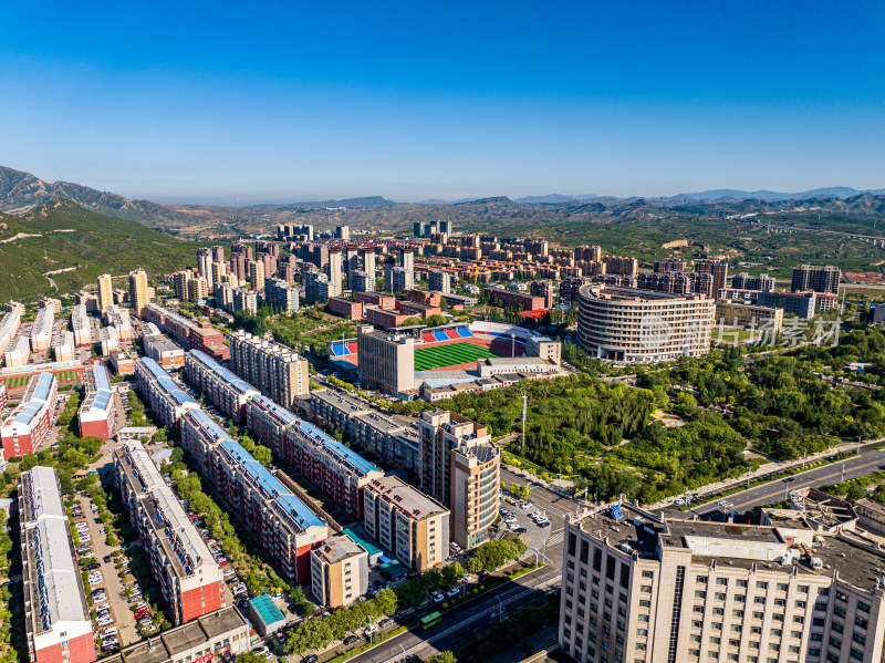 河北张家口市下花园区鸡鸣山脚下的城镇全景