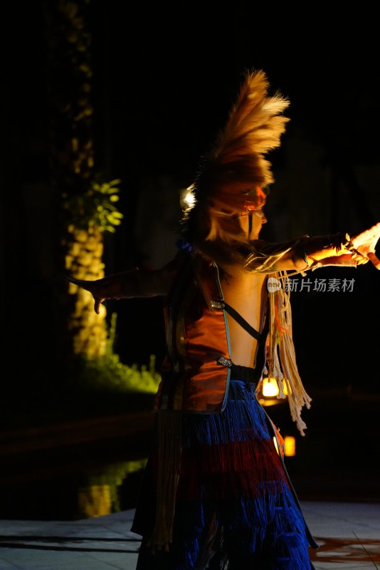 夜晚身着民族服饰的舞者背影