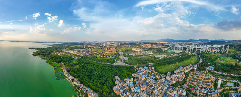 航拍视角下的滇池昆明城市天际线全景图