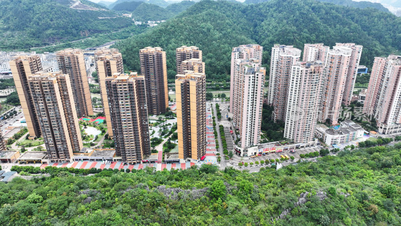 贵州兴义市  山谷中的高层住宅群