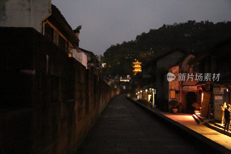 老城墙边的凤凰古城夜景