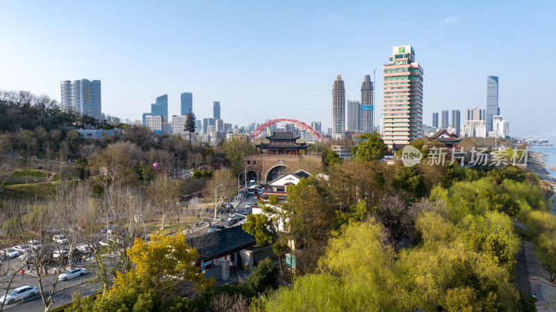 城市中古迹与现代建筑相映成趣的景象