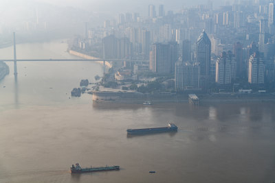 长焦视角下的重庆涪陵城市建筑与长江货轮