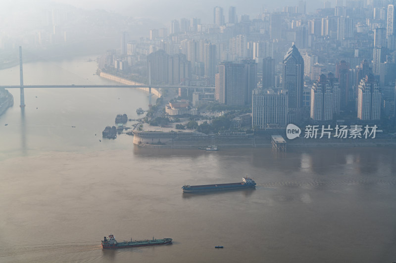 长焦视角下的重庆涪陵城市建筑与长江货轮