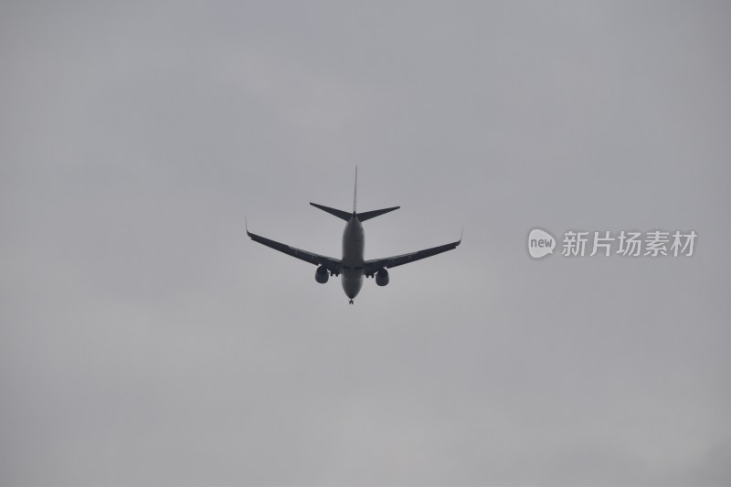 天空中飞行的民航客机