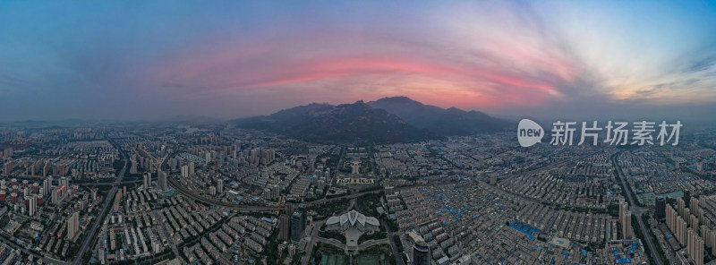 山东泰安城市泰山清晨日出彩霞航拍全景图