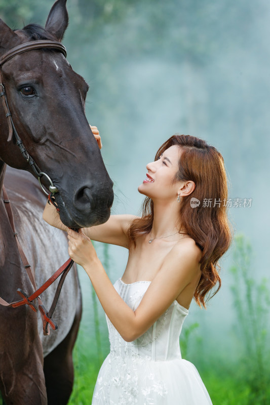 户外漂亮的青年女人和马