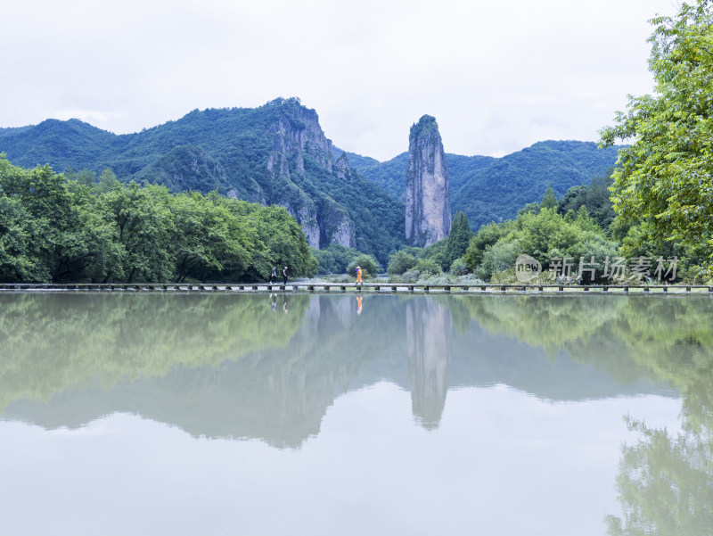 浙江缙云仙都朱潭山石梁桥风光