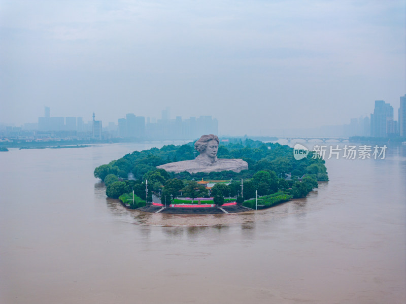 橘子洲毛泽东青年艺术雕塑的涨水航拍