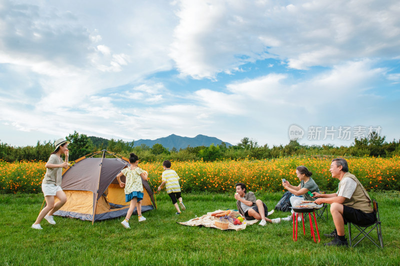 欢乐家庭在户外郊游