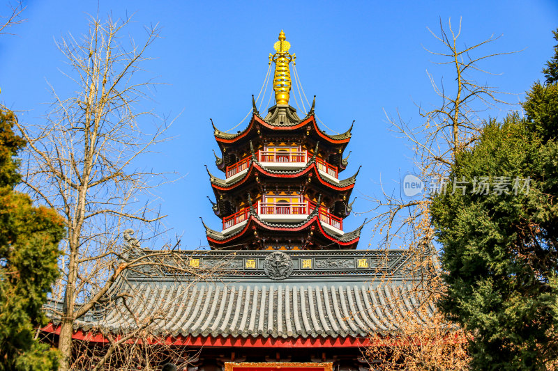 晴朗天空下的南京千年古刹鸡鸣寺