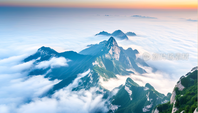 云雾缭绕的壮丽华山山景