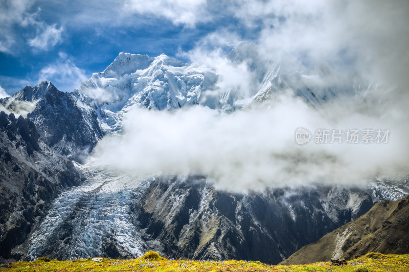 云雾中的雪山风景