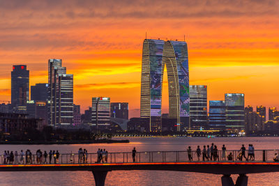 夕阳下的苏州工业园区金鸡湖