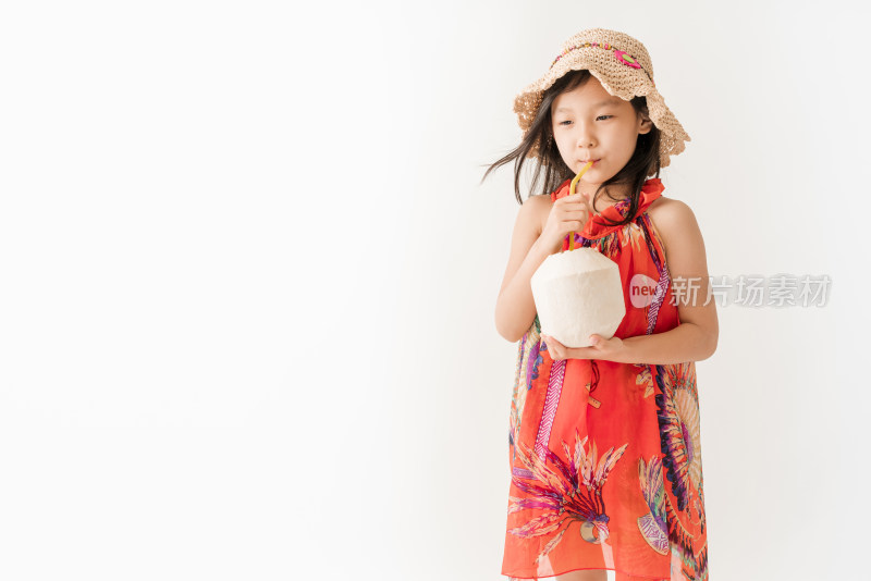站在白色背景前喝新鲜椰汁的女孩