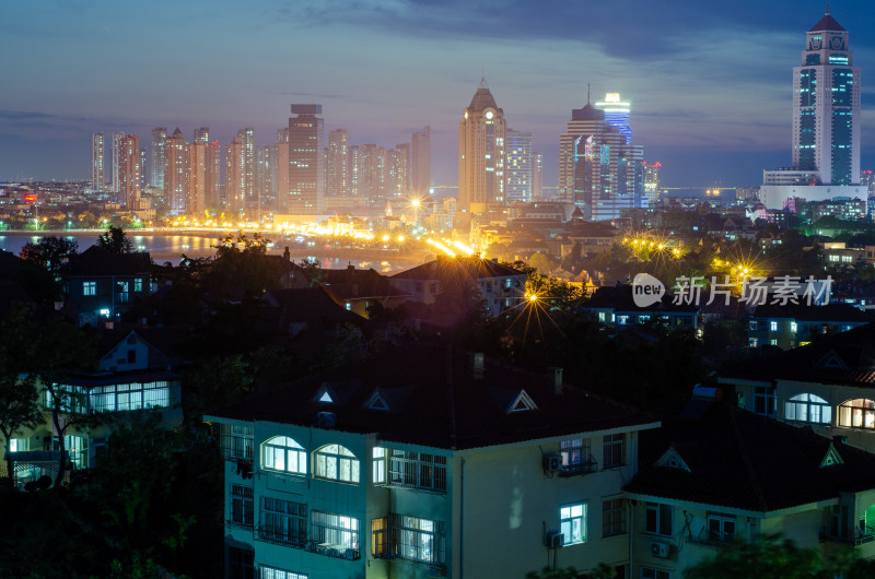 中国山东青岛小鱼山上俯瞰城市夜景