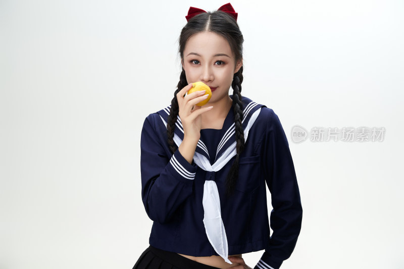 吃水果的亚洲东方长发少女