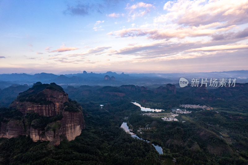 广东丹霞山清晨彩霞航拍摄影图