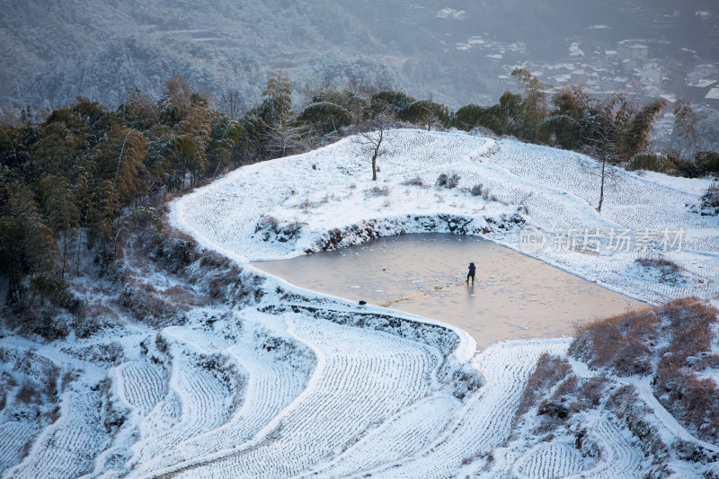 雪后的山村