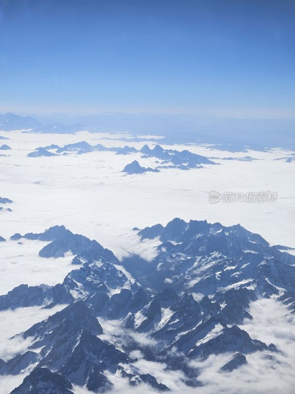 飞机视角航拍山峰