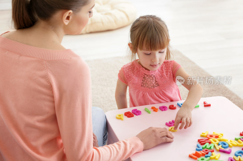 母女一起玩彩色字母积木