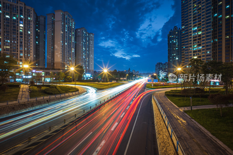 城市夜景公路街道汽车川流不息