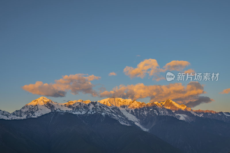 梅里雪山与彩云的壮美景观