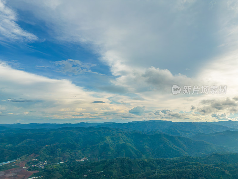 航拍天空高山草甸山脉田园村寨风光