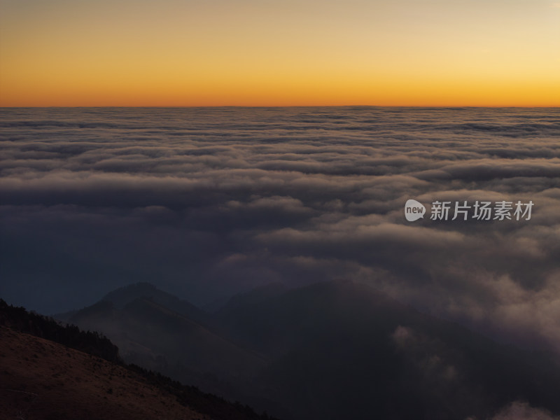 晨曦暮光中的高空云海与天际线