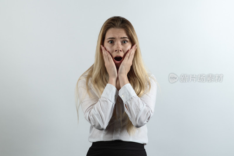 金发女子惊讶表情特写