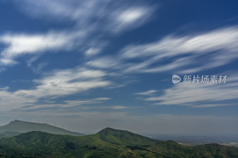 夏天晴朗天空蓝天白云大山自然