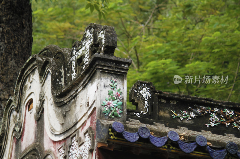 潮州古建筑屋顶精美的雕花装饰