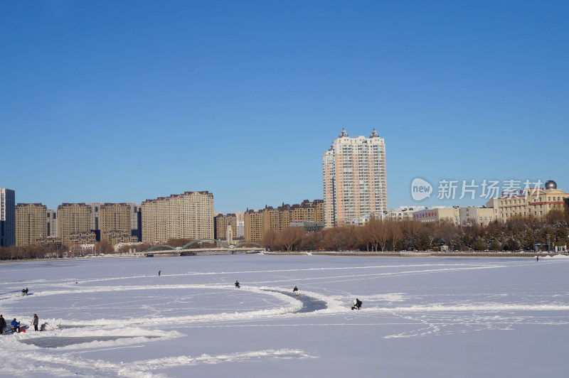 东北蓝天下的冰雪天地