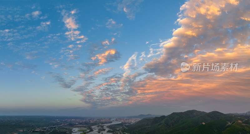 夏日天空晚霞山川河流背景