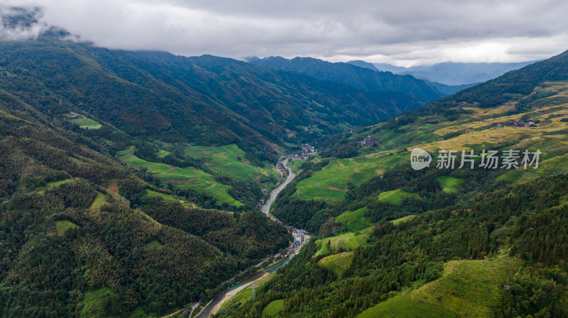 广西桂林龙脊梯田秋收稻田航拍风景