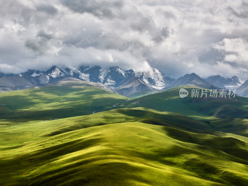 独库公路的草原美景