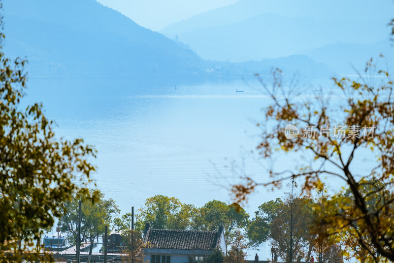 宁波院士中心上俯瞰东钱湖风景