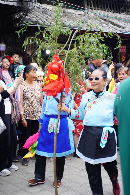 大理白族端午节身着民族服饰人们在户外表演