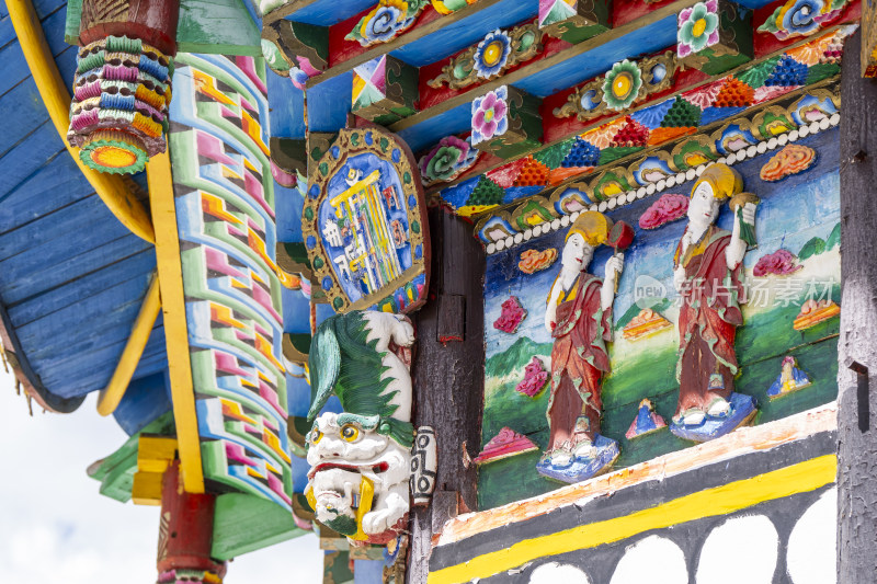 川西藏族寺庙屋檐下精美的浮雕和彩绘特写