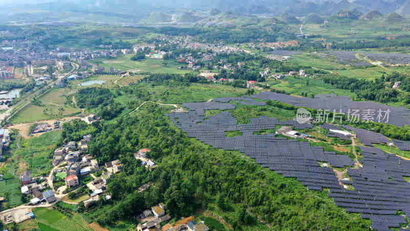 山区山地太阳能光伏板光伏发电绿色能源航拍