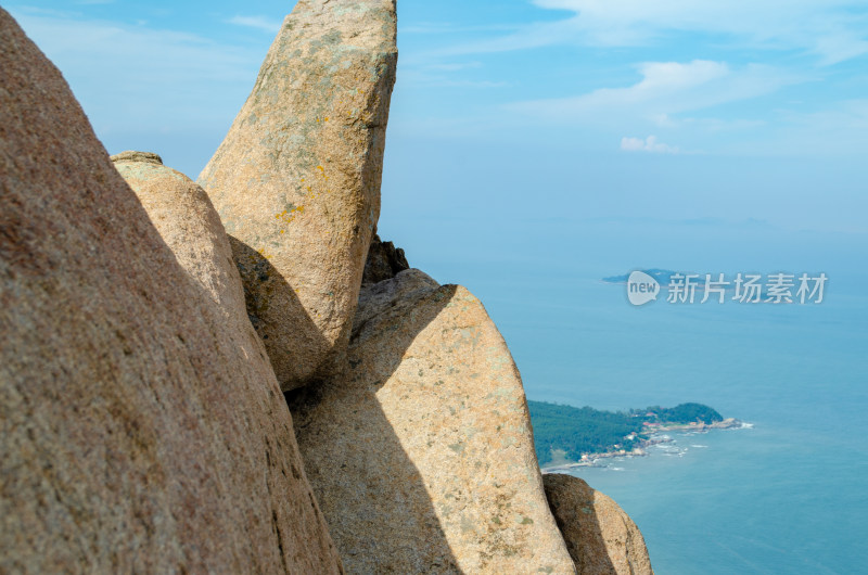 青岛崂山的巨石和大海