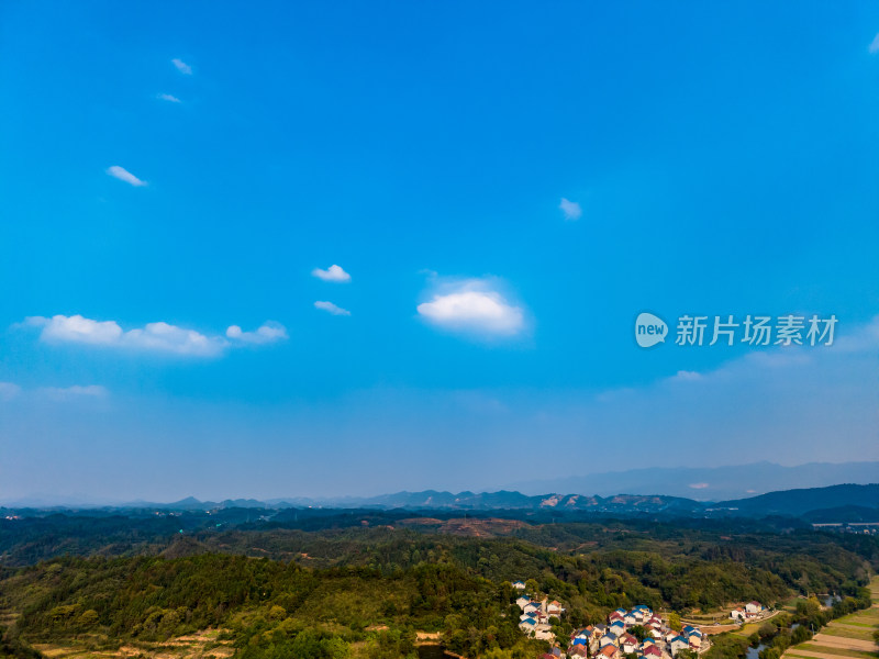 湖南山川丘陵农田乡村蓝天白云航拍图