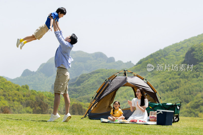 欢乐家庭在户外郊游