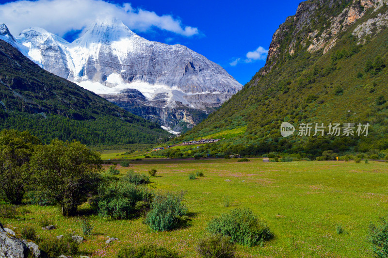 稻城亚丁央迈勇雪山