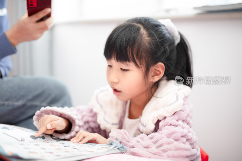 黄皮肤小女孩在看书学习