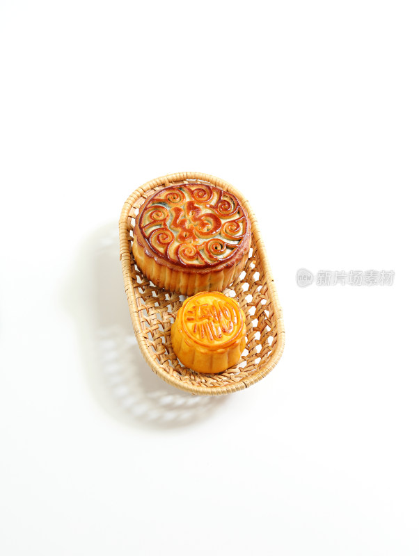 白色背景上篮子里装着的中秋节美食月饼
