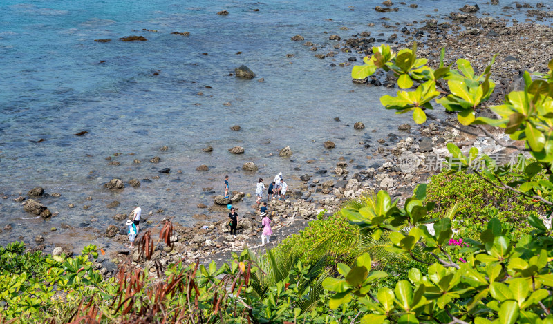 海南三亚西岛礁石上凝望蔚蓝色海洋